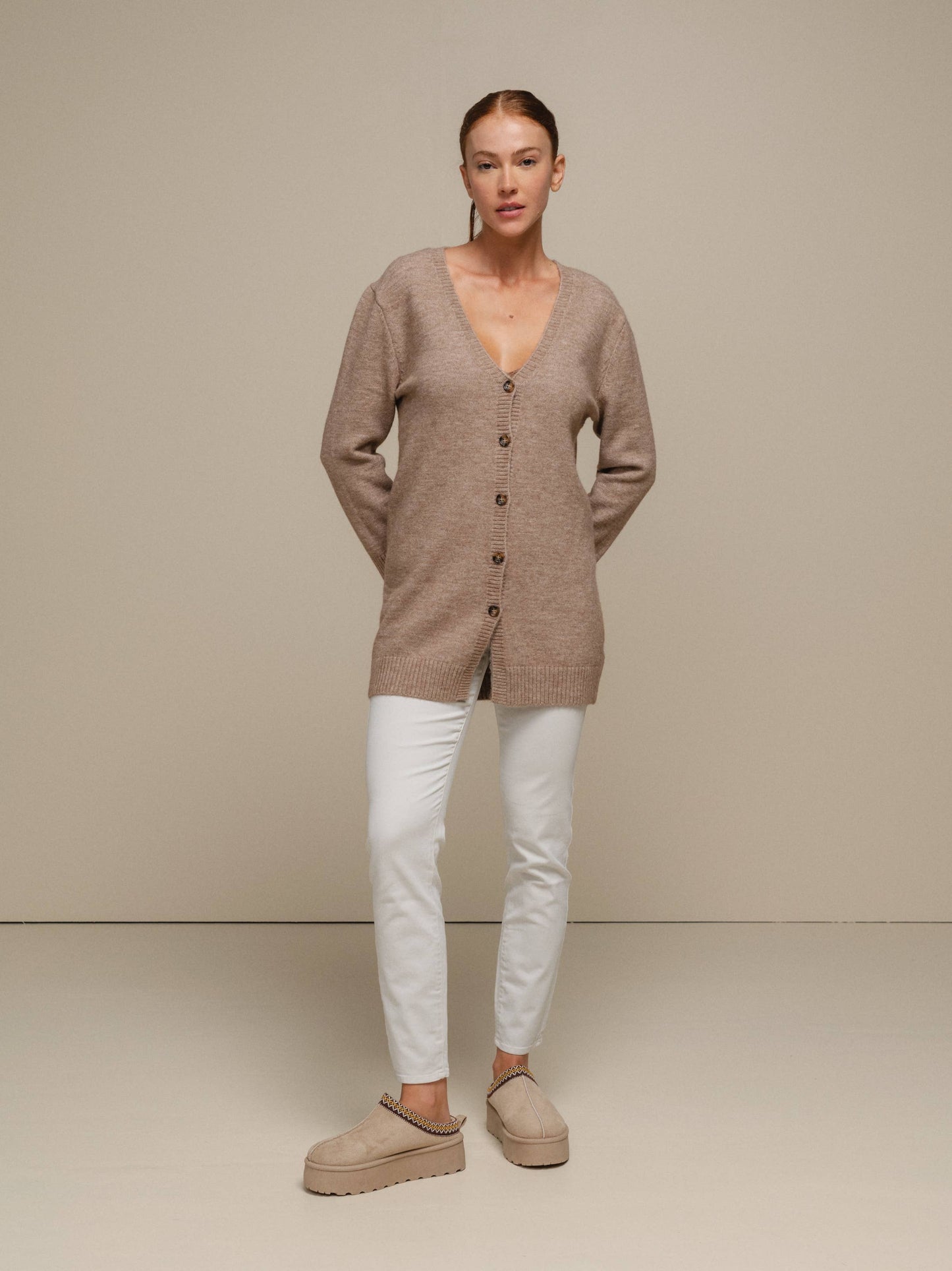 Cardigan lungo in maglia da donna con scollo a V