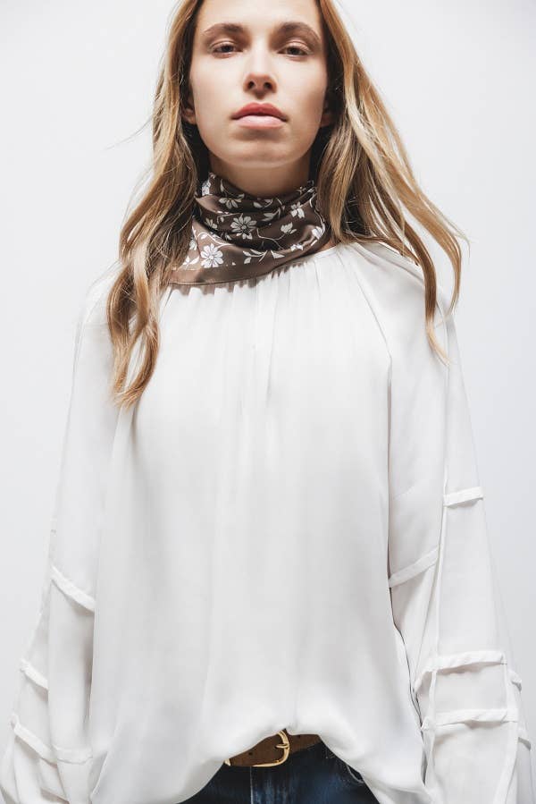 Blusa con pieghe sulle maniche
