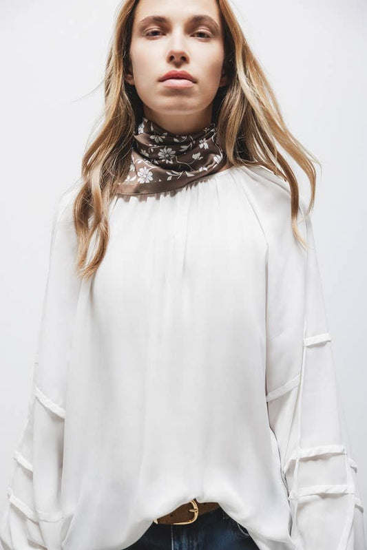 Blusa con pieghe sulle maniche