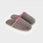 Pantofole in sherpa marroni con bordo rosa