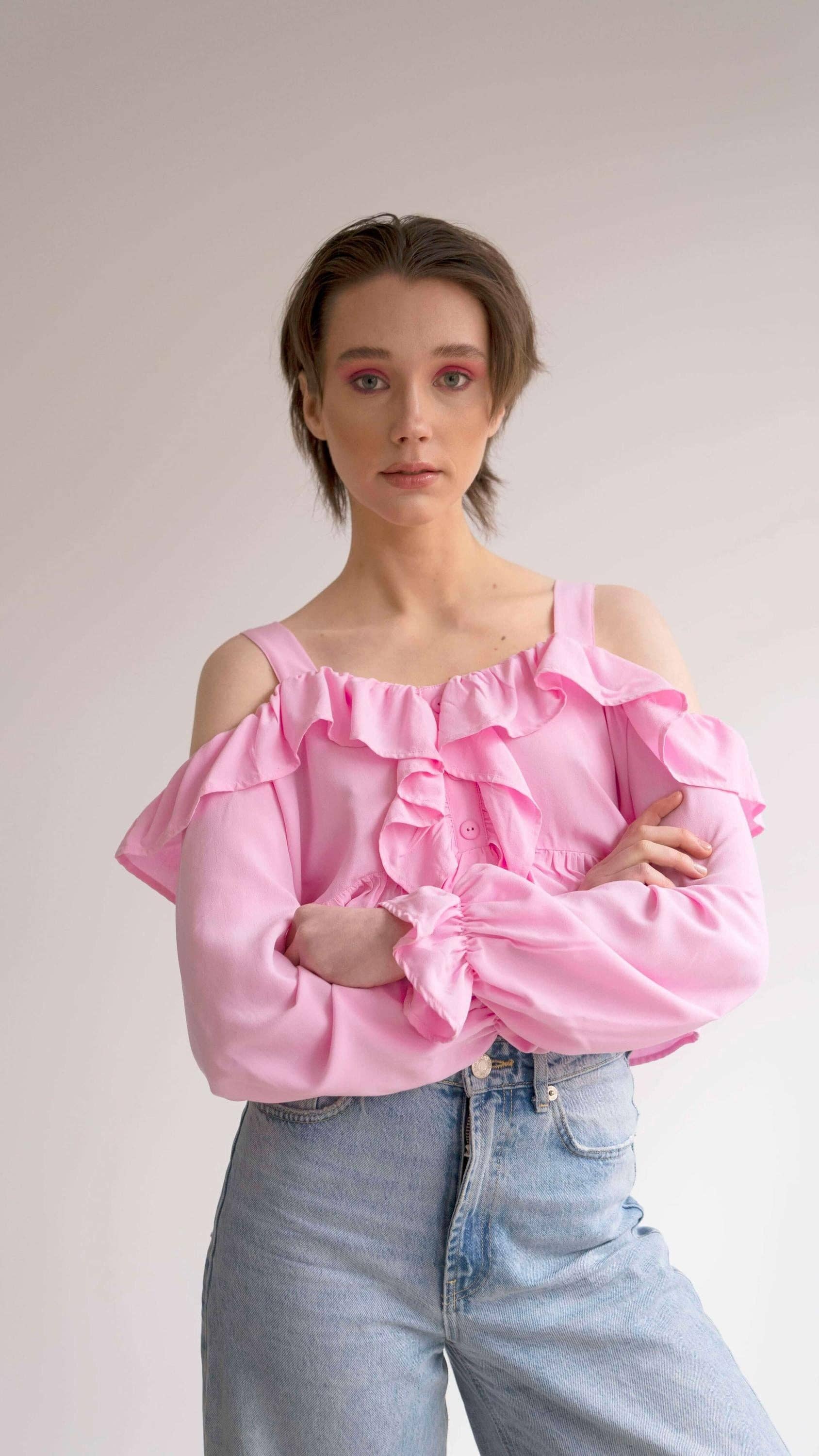 Blusa corta off-shoulder con volant e bottoni