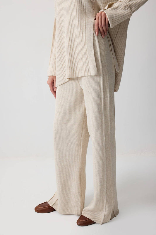 Completo in maglia a costine con bottoni