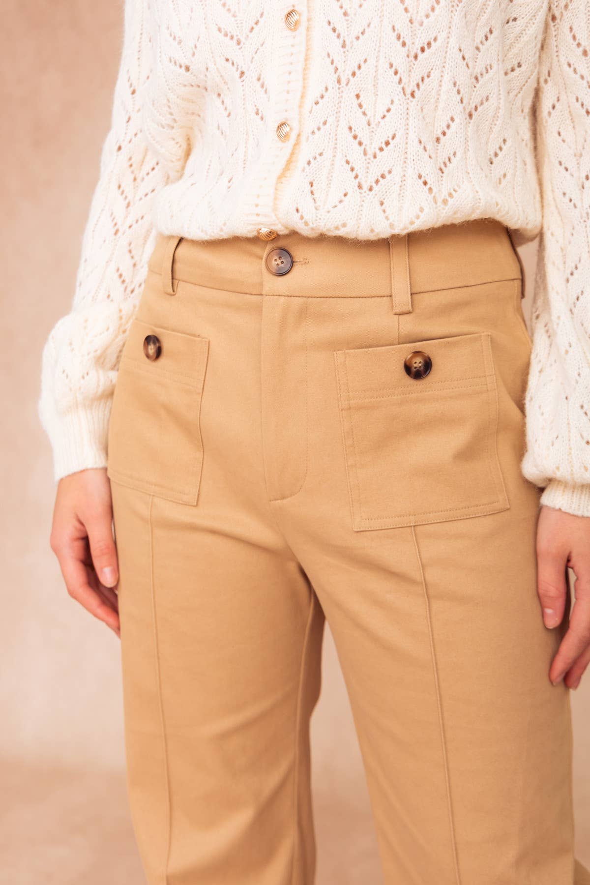 Pantaloni in cotone a vita alta con tasche applicate