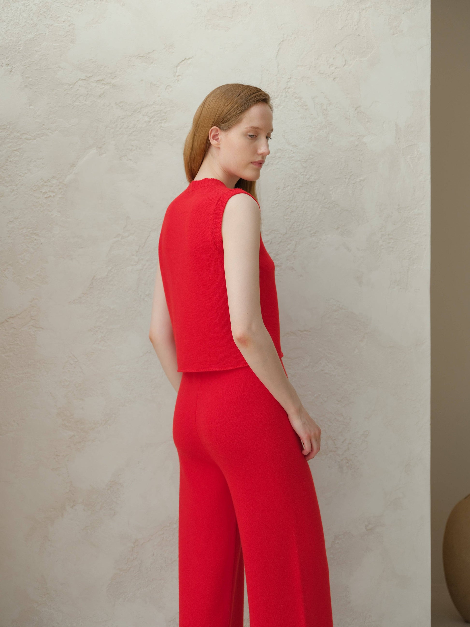 Top smanicato in misto cashmere con scollo a V