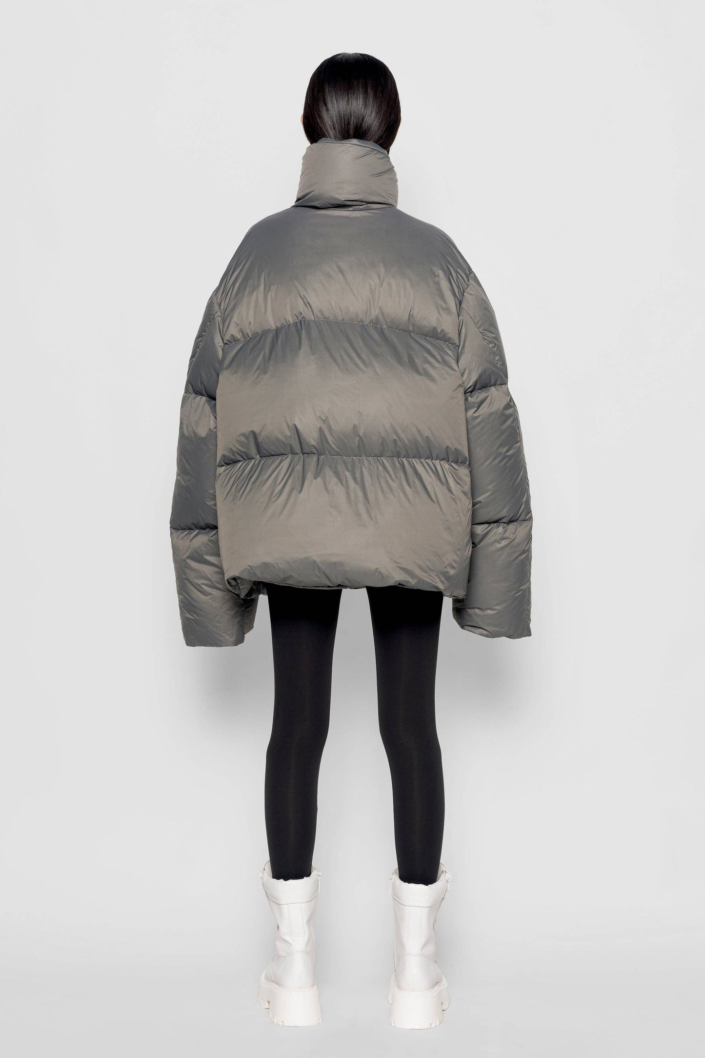 Piumino oversize con collo alto color pietra