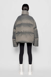 Piumino oversize con collo alto color pietra