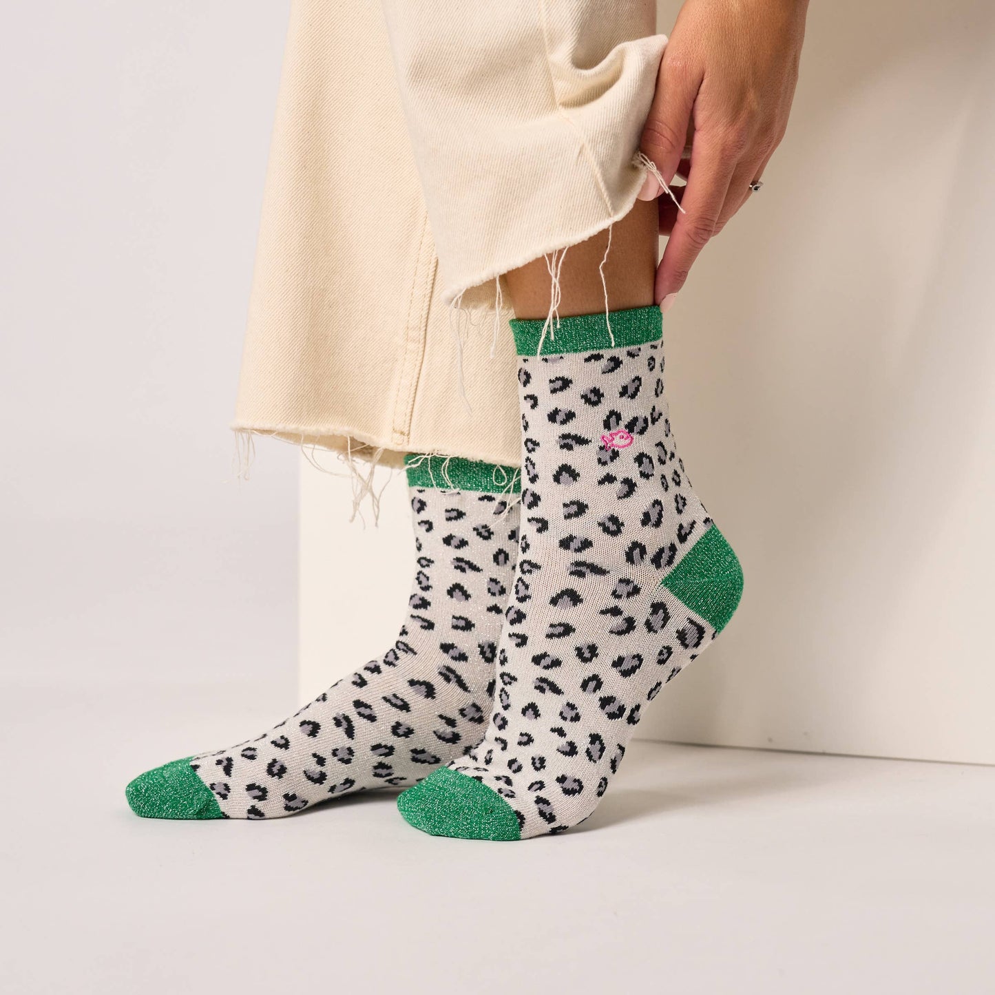 Calzini alla caviglia glitterati leopardati in cotone pettinato bianco e verde