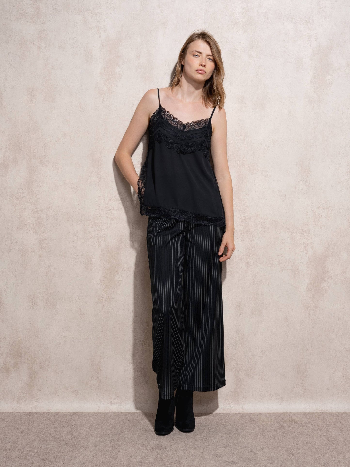 Top in raso con dettagli in pizzo