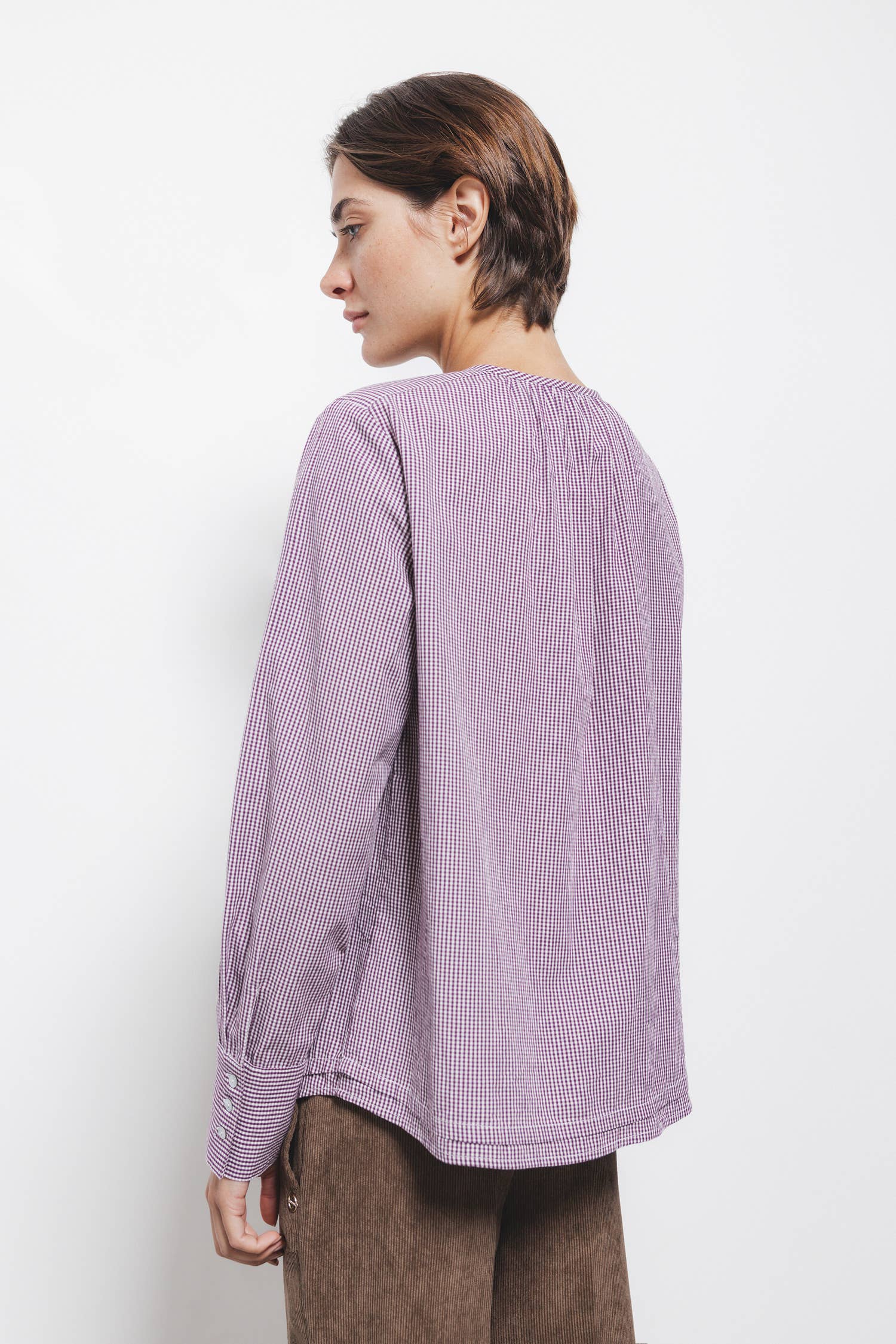 Blusa a quadretti con fiocco e bottoni a contrasto