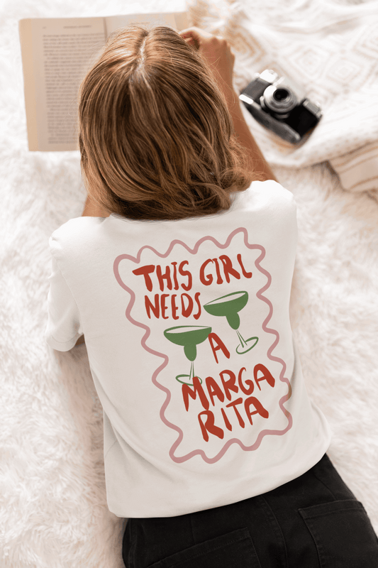T-shirt unisex in cotone biologico con stampa “This Girl Needs a Margarita”