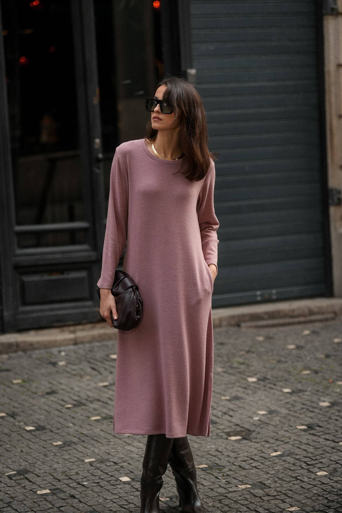 Abito midi in maglia morbida con tasche