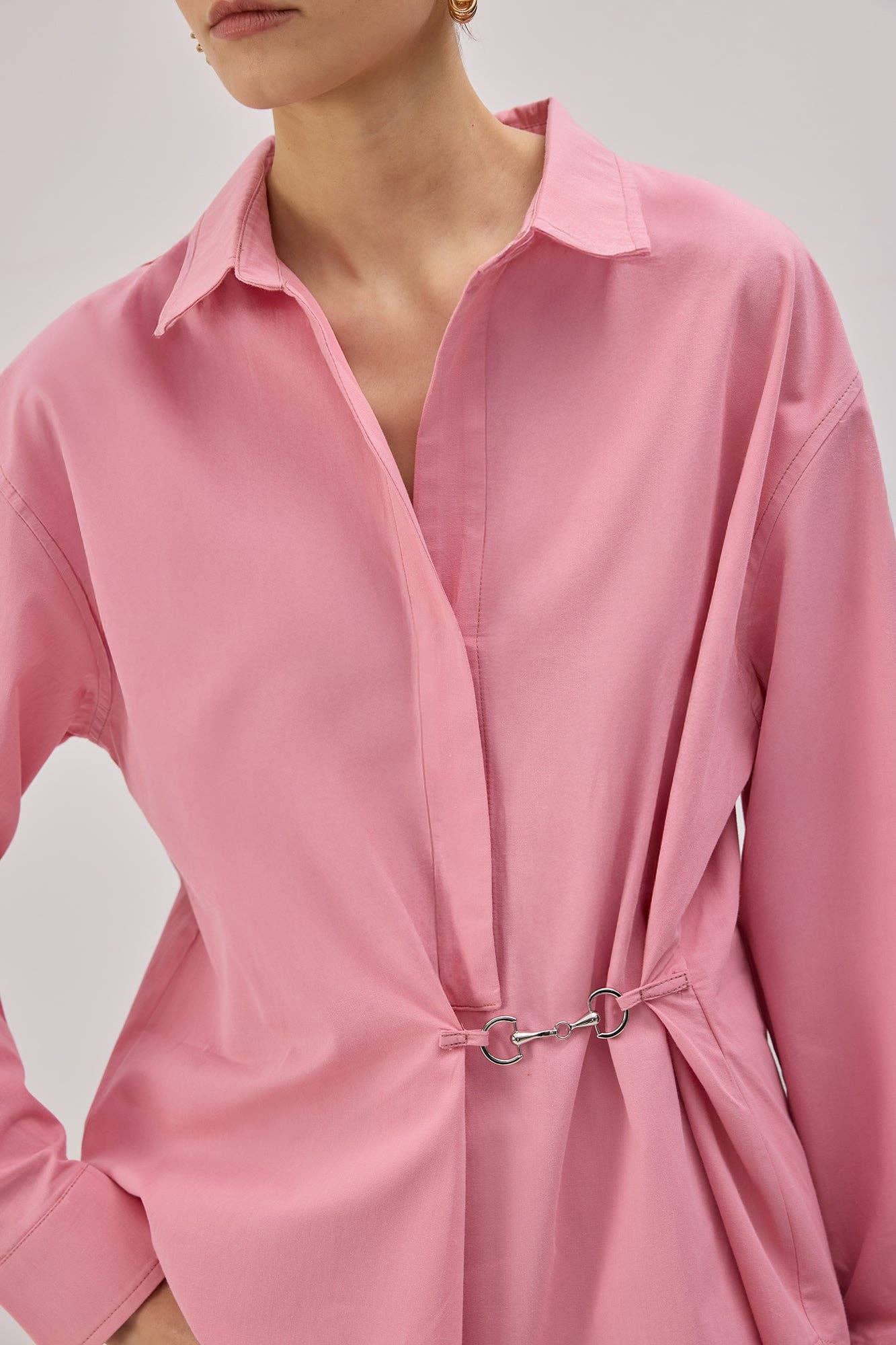 Camicia in popeline con accessori in metallo