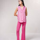 Blusa in raso stampato senza maniche con scollo a V