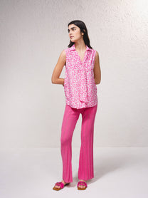 Blusa in raso stampato senza maniche con scollo a V