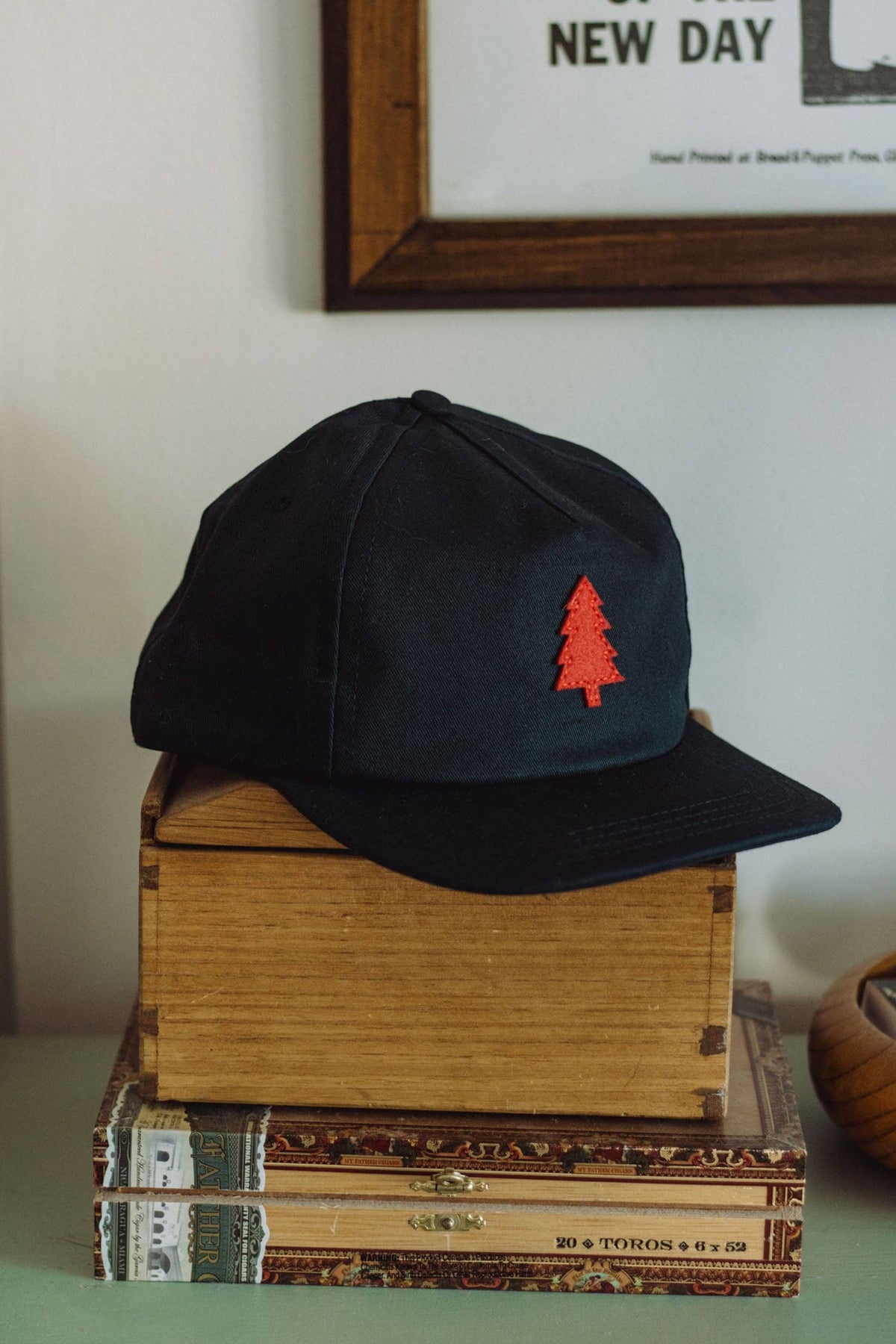 Cappellino Navy con Patch Albero e Visiera Piatta
