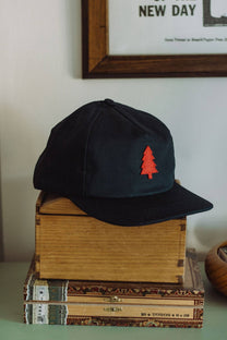 Cappellino Navy con Patch Albero e Visiera Piatta