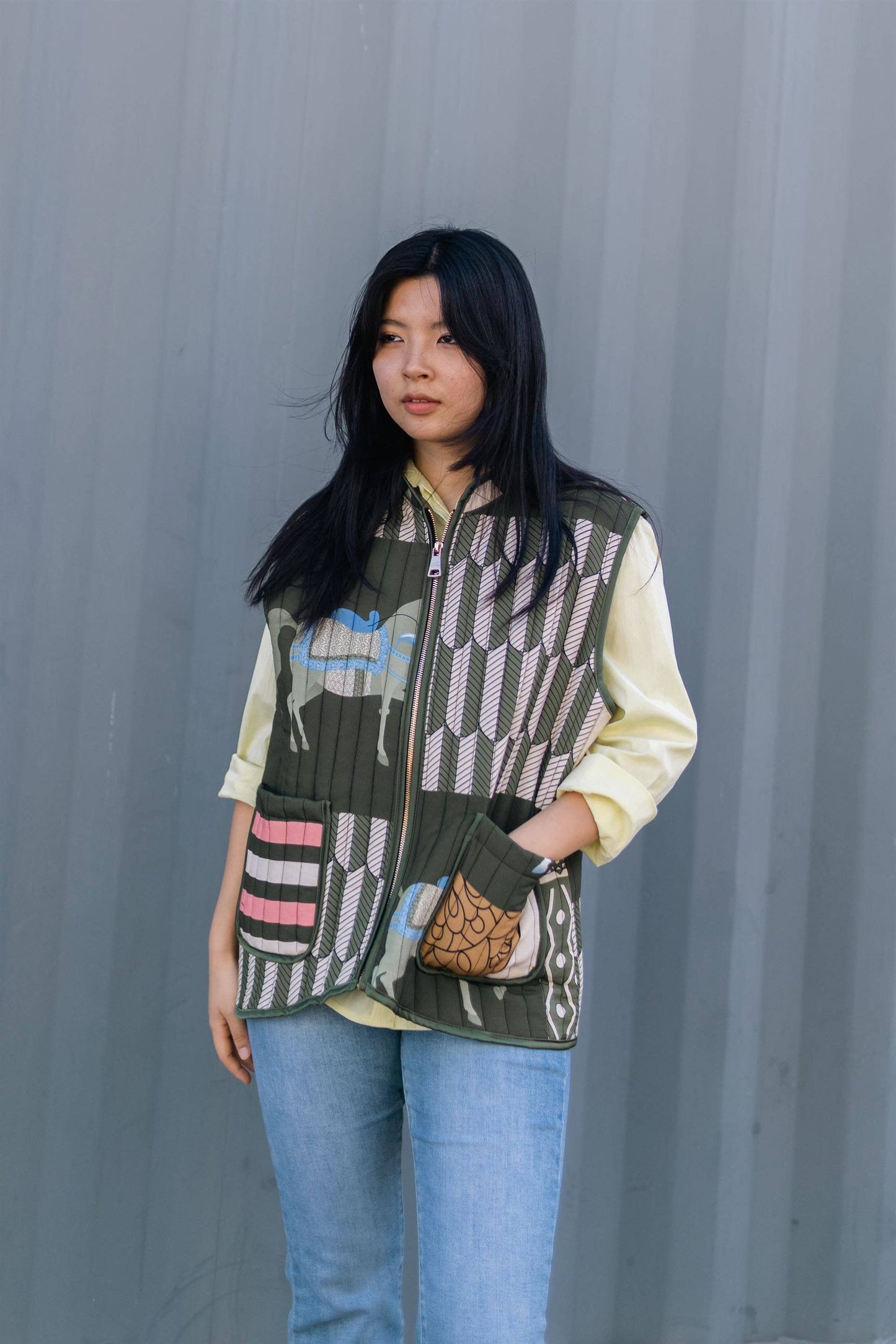 Gilet trapuntato smanicato con stampa cavalli