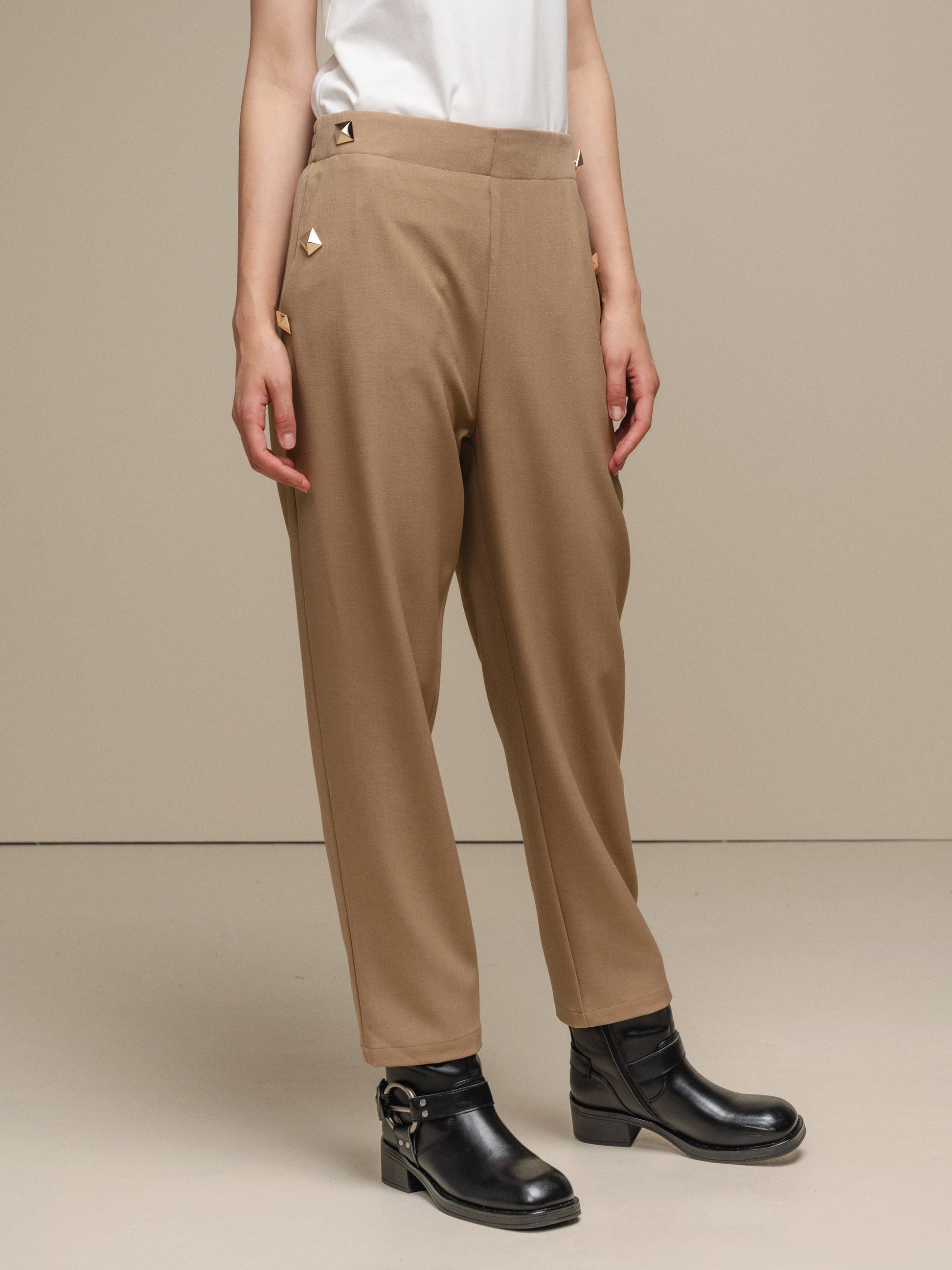 Pantaloni da donna eleganti con borchie