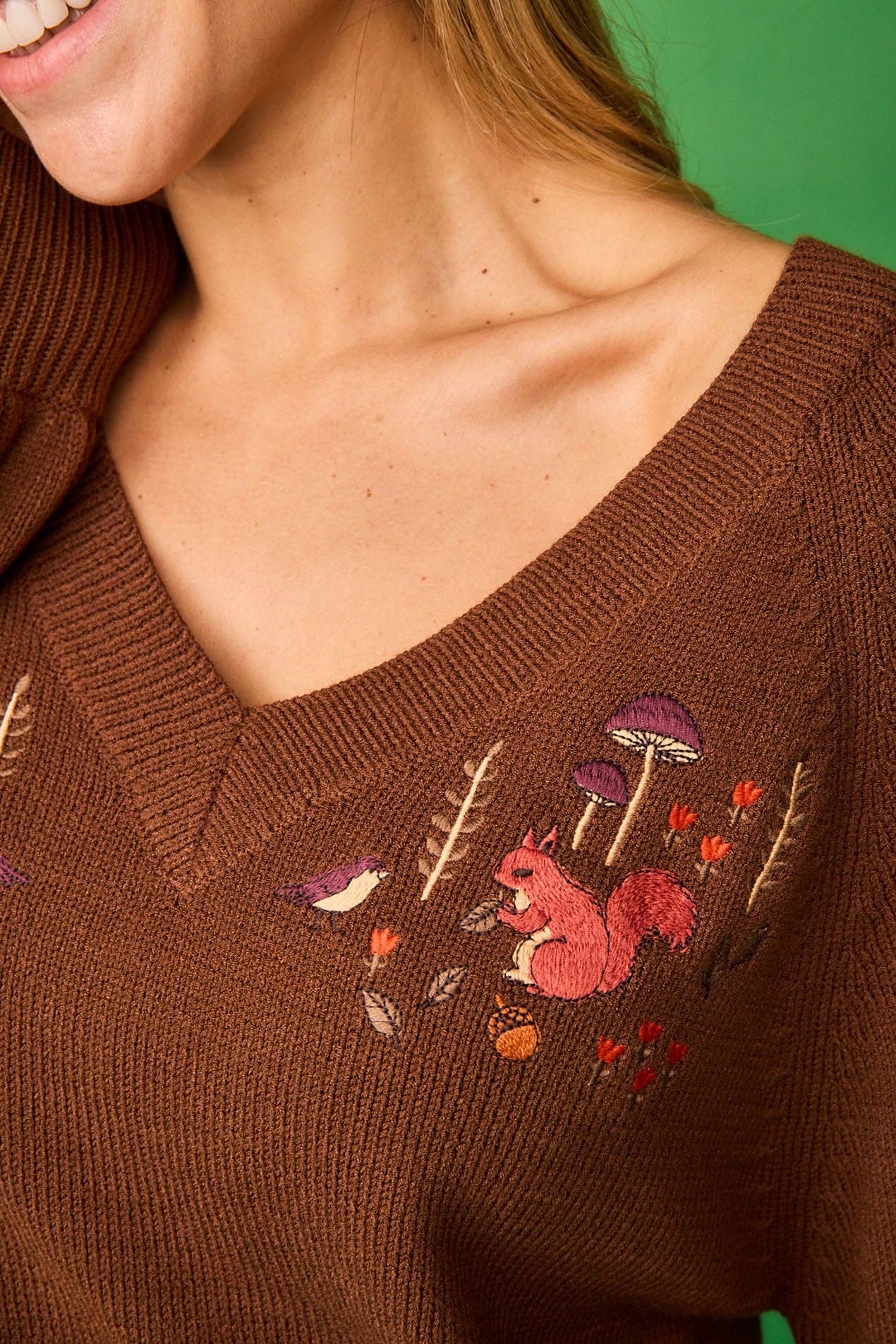 Maglione con scollo a V ricamato beige