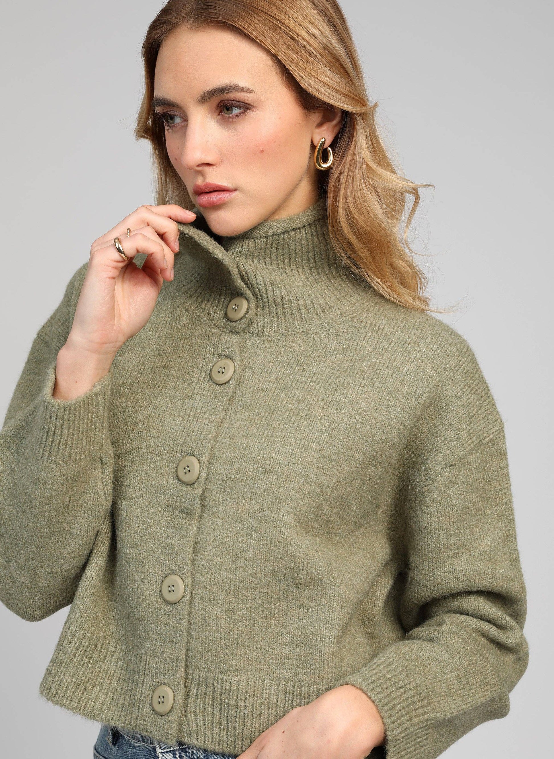 Cardigan in maglia verde tiglio con collo alto