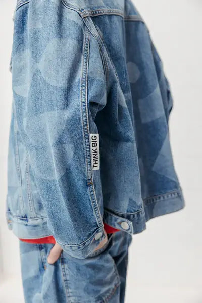 Giacca corta in denim con incisione laser