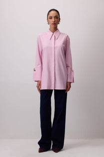 Camicia a righe rosa con polsini ampi