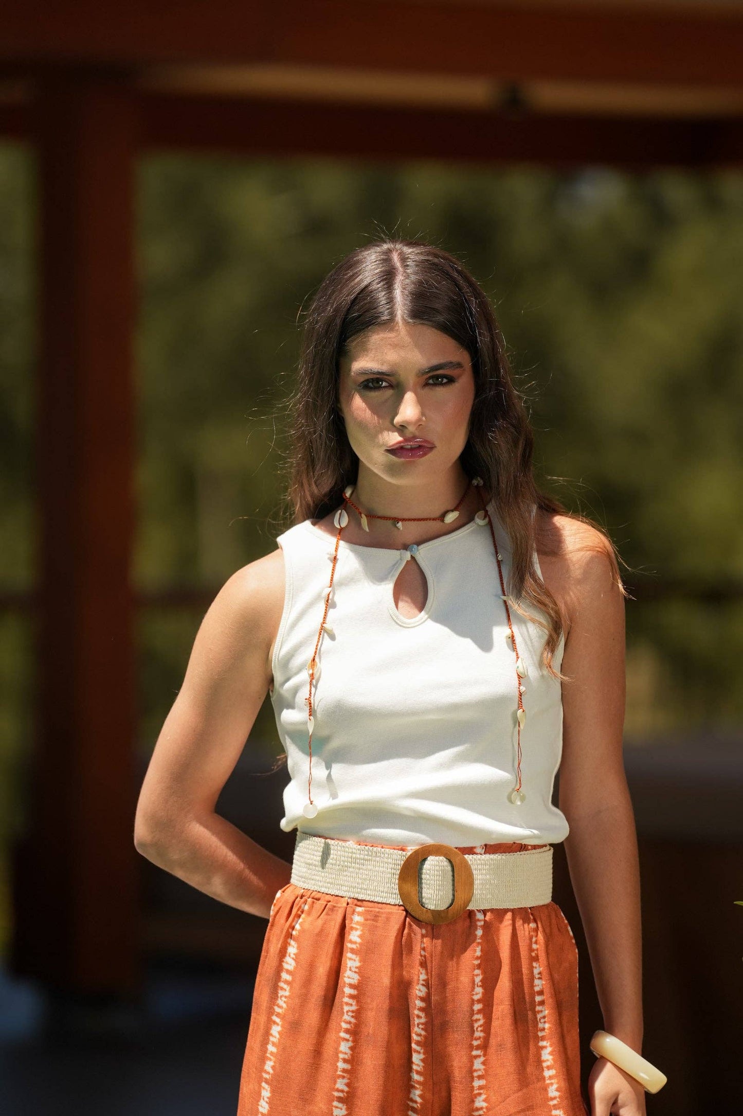 Top bianco con scollo a goccia