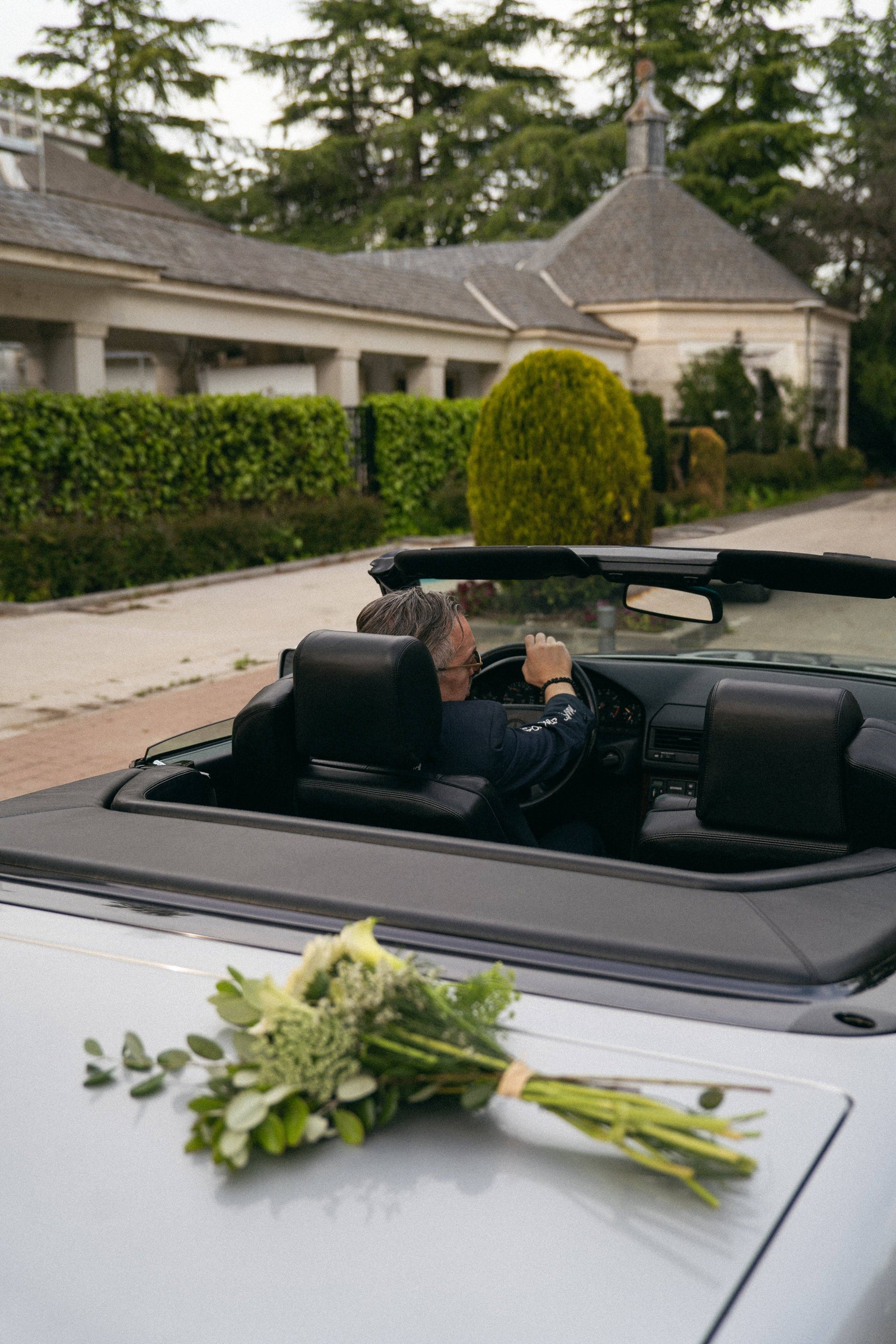 Completo sartoriale ricamato con giacca e pantaloni