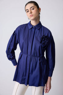 Camicia in cotone con cintura e applicazione a rosa blu navy