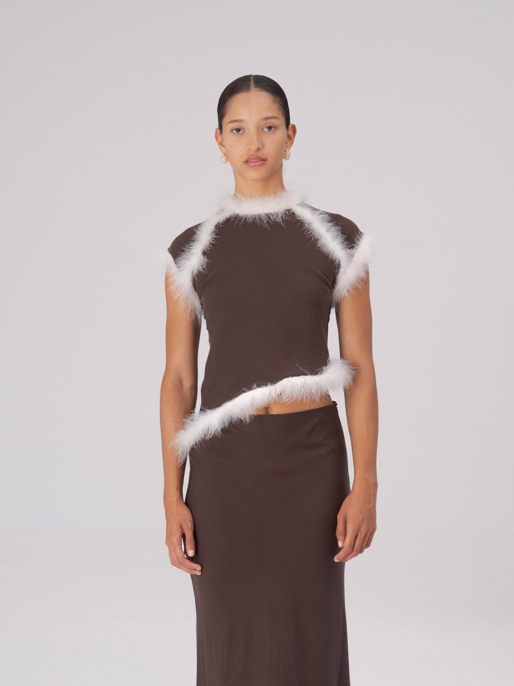 Top asimmetrico con piume marrone
