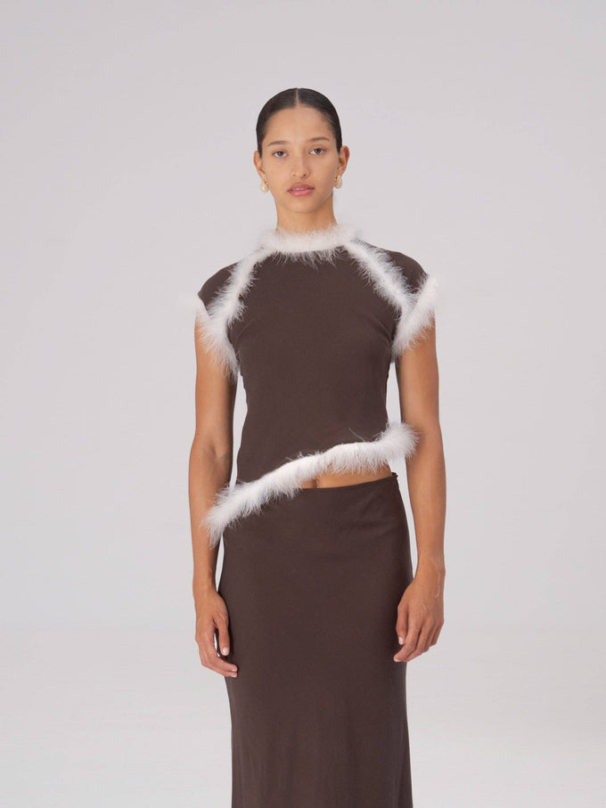 Top asimmetrico con piume marrone