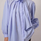 Camicia oversize in cotone con fiore al collo blu