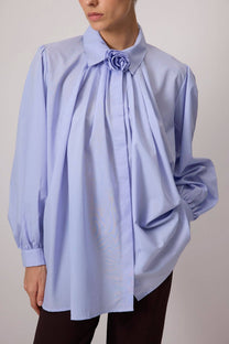 Camicia oversize in cotone con fiore al collo blu