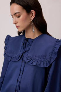 Camicia blu navy con maxi colletto alla marinara arricciato