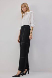 Pantaloni neri con cuciture a contrasto