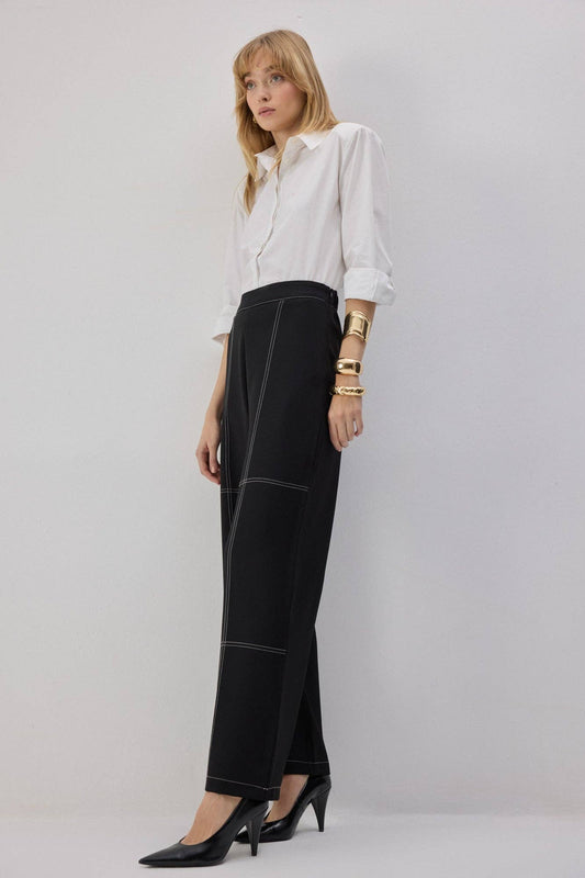 Pantaloni neri con cuciture a contrasto