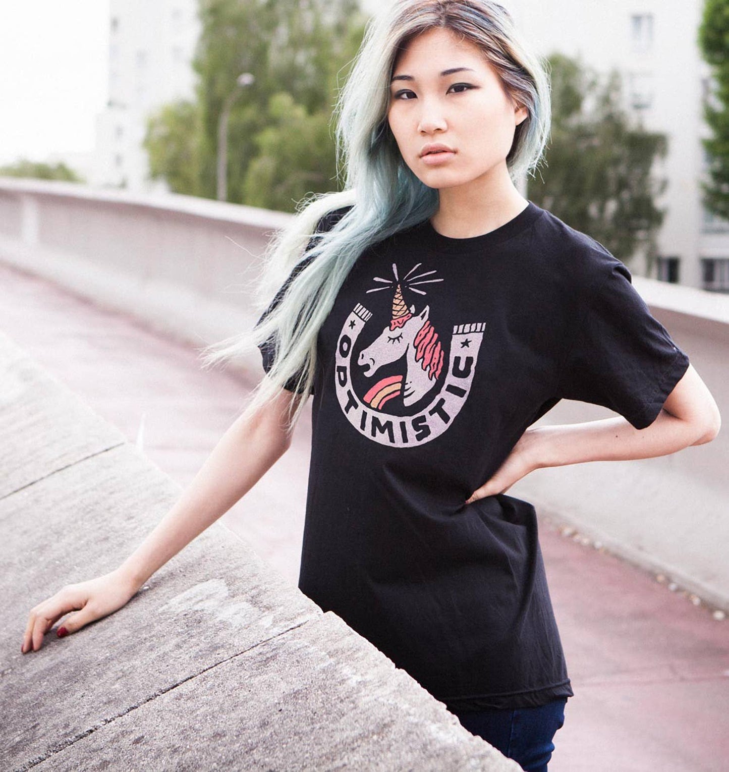 T-shirt unisex Optimistic con grafica unicorno
