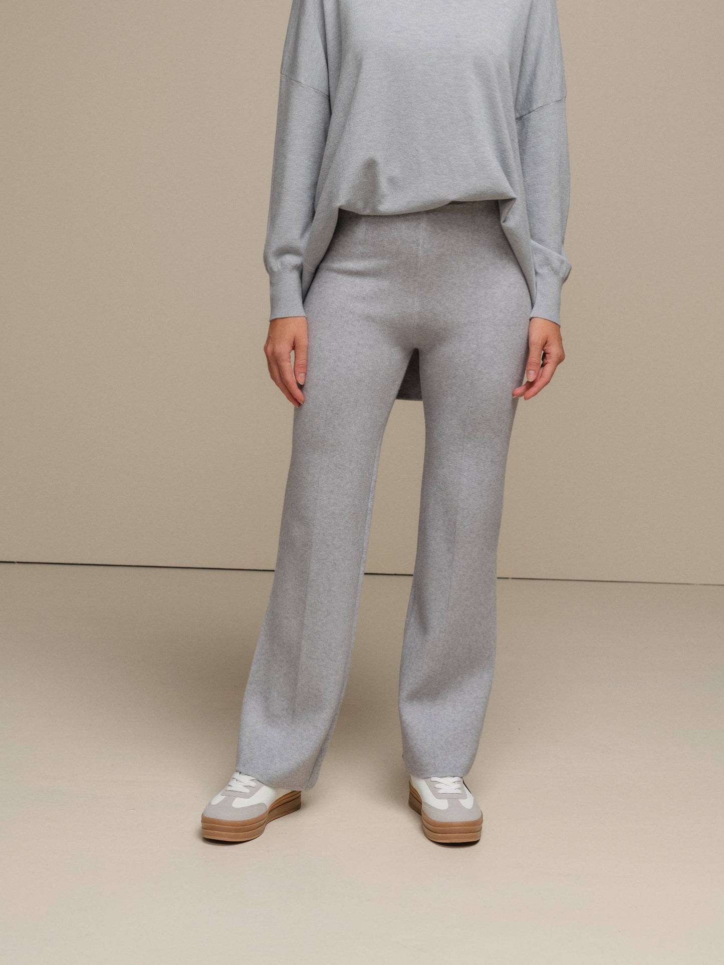 Pantaloni a zampa in maglia morbida da donna