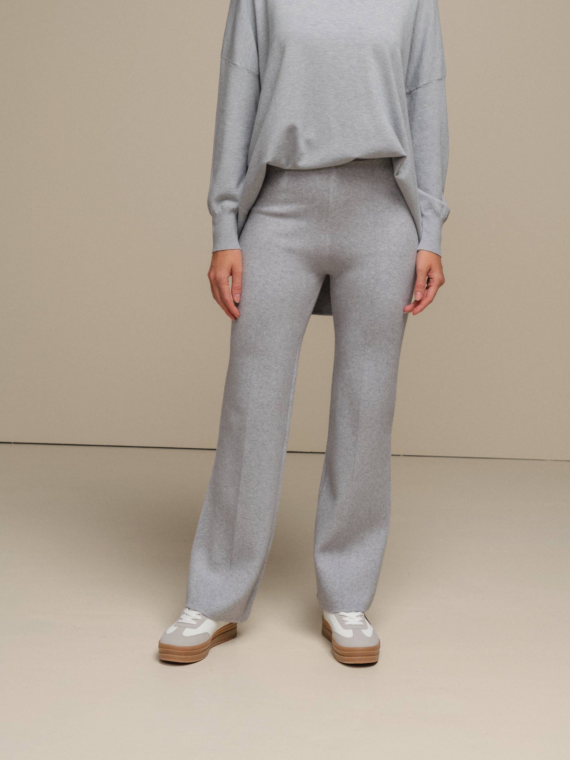 Pantaloni a zampa in maglia morbida da donna