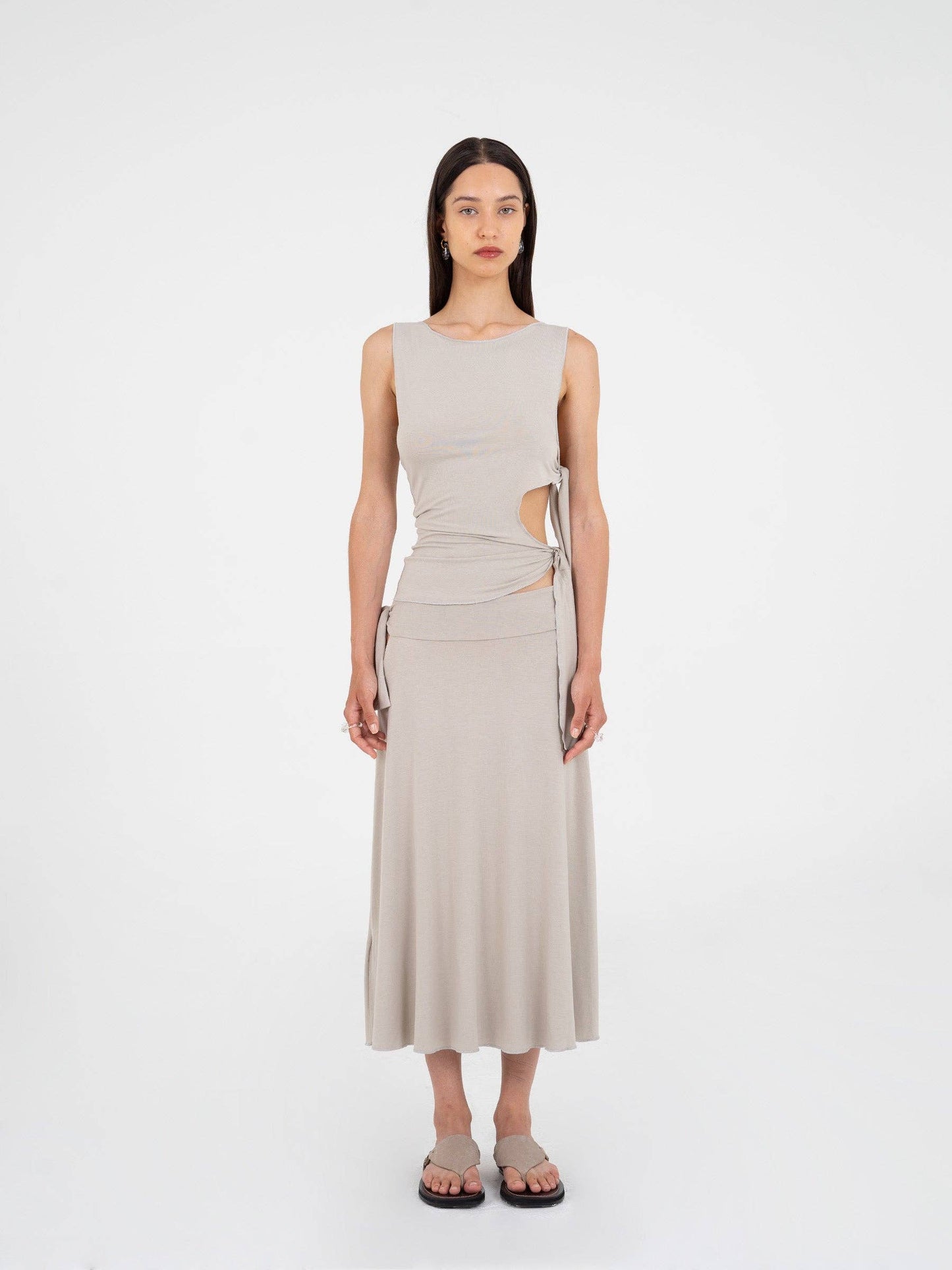 Top asimmetrico luminoso con cut-out e fiocco