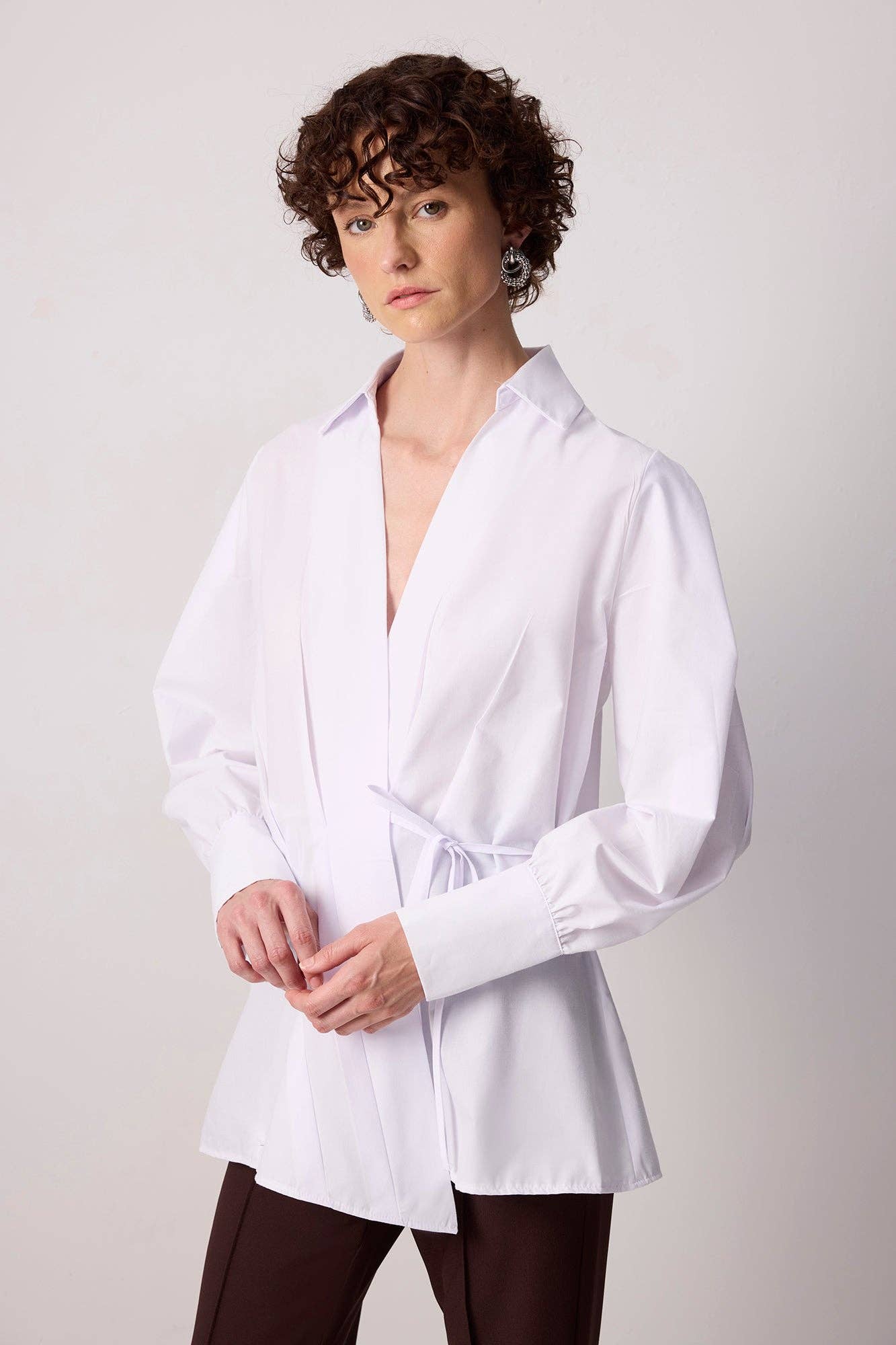 Camicia avvolgente in popeline con cintura asimmetrica