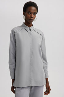 Camicia in popeline grigia con bottoni decorativi