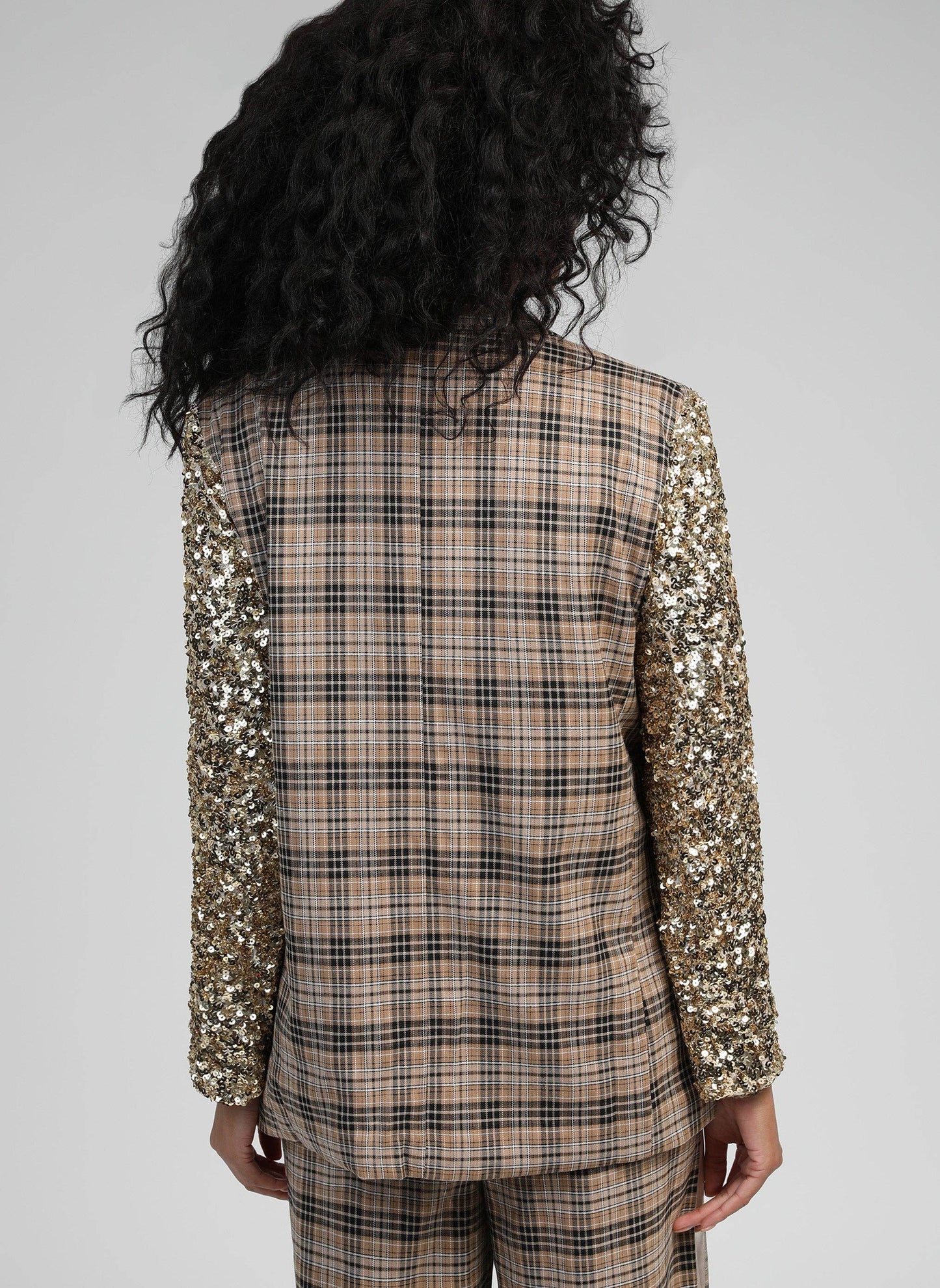 Blazer oversize color sabbia a quadri con maniche in paillettes