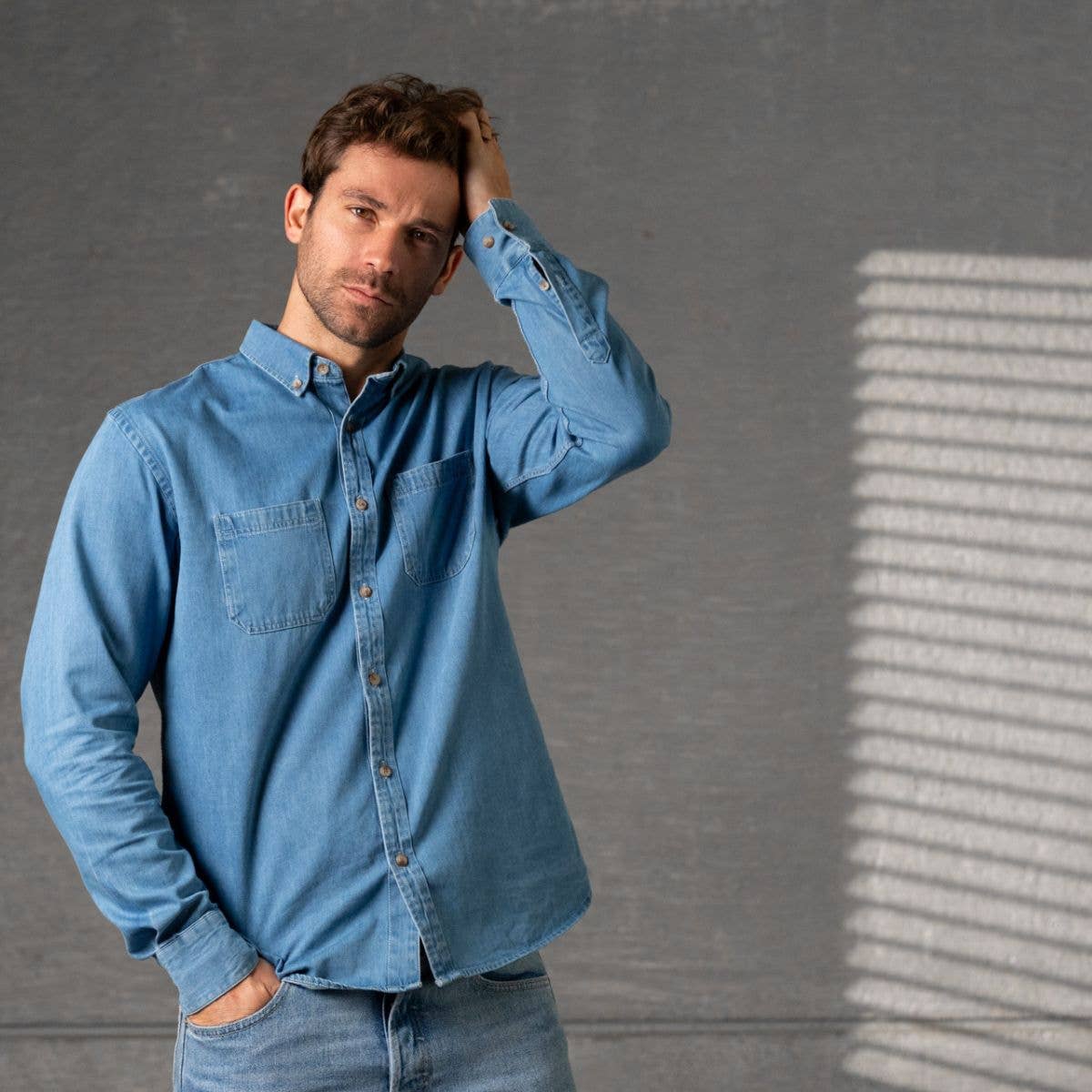 Camicia in denim leggero in cotone azzurro chiaro