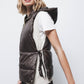 Gilet imbottito con cappuccio e lacci laterali