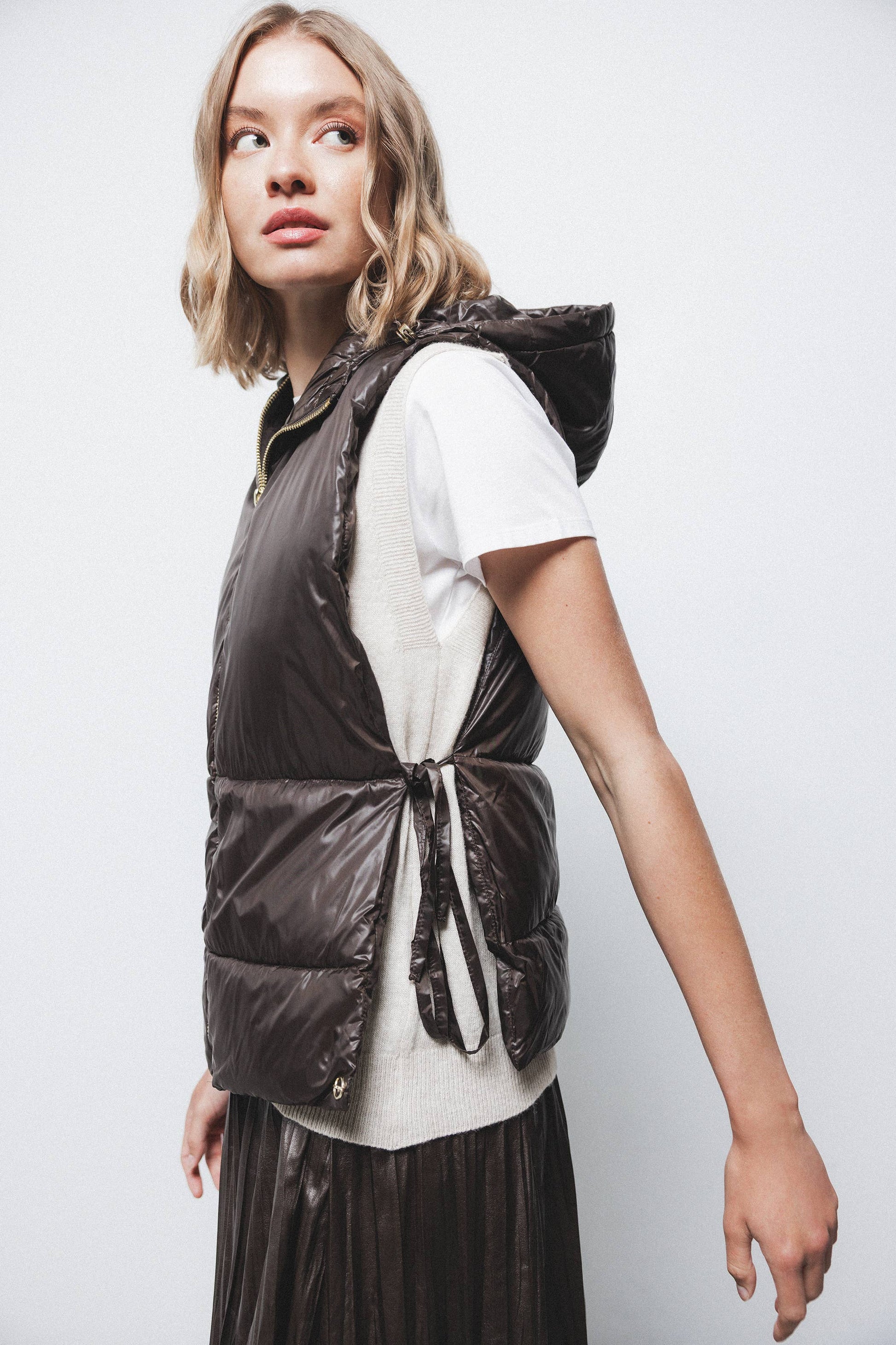 Gilet imbottito con cappuccio e lacci laterali