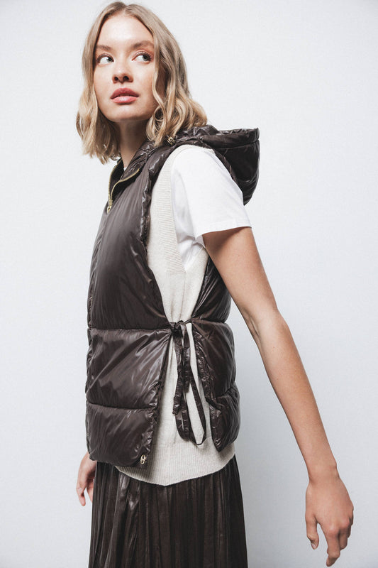 Gilet imbottito con cappuccio e lacci laterali