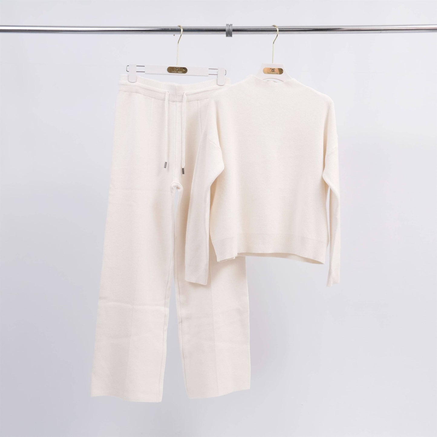Completo minimal comodo maglione e pantaloni