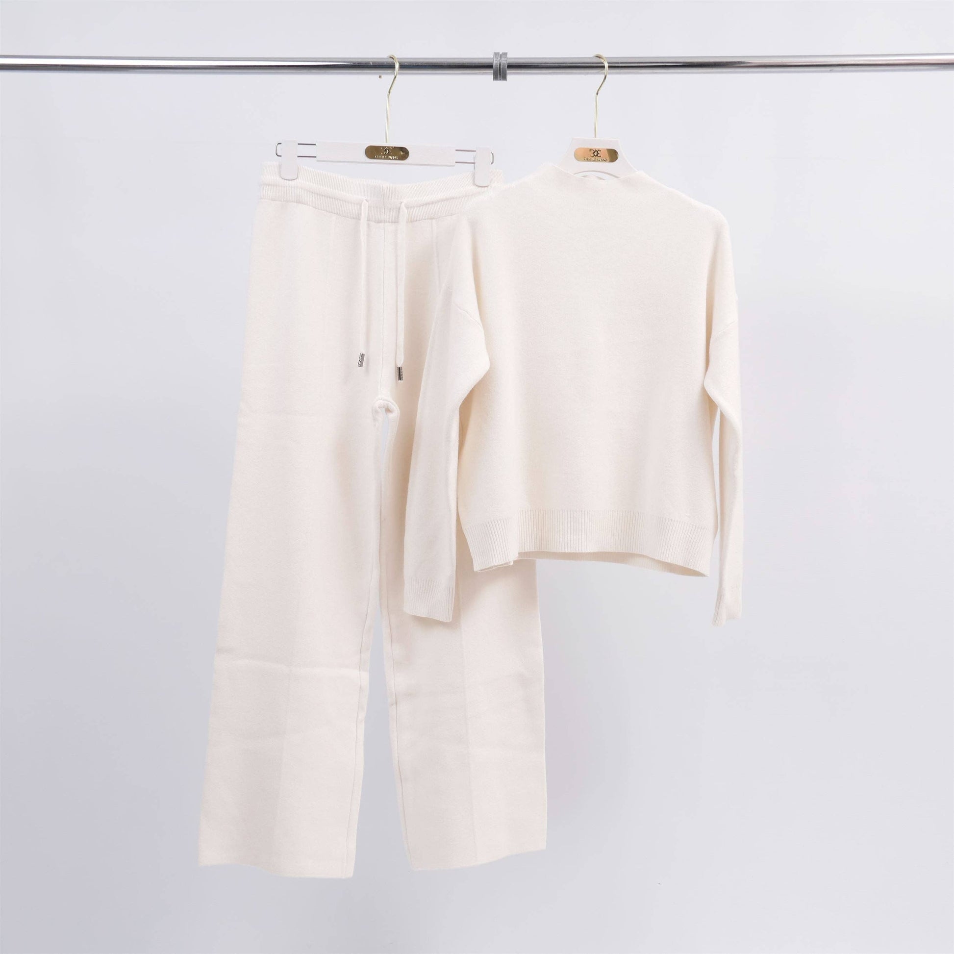 Completo minimal comodo maglione e pantaloni
