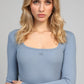 Top a maniche lunghe con scollo quadrato celeste